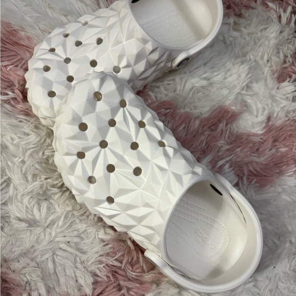 White Crocs 5M/7W Fun Geometric Style - Picture 5 of 7